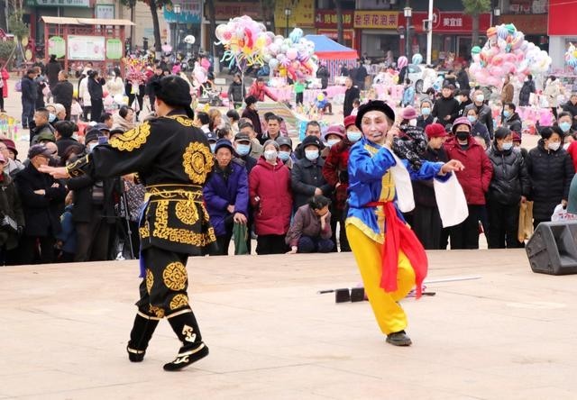  传统麻阳傩戏闹苗乡 台下数百名观众看得入迷