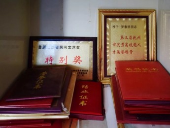 南丰傩面具制作人罗春明，刀尖上传承千年的古老表情