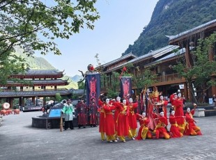 遵义市道真县“中国傩城” 高台舞狮、上刀山等非遗表演，感受着多彩民族的文化魅力