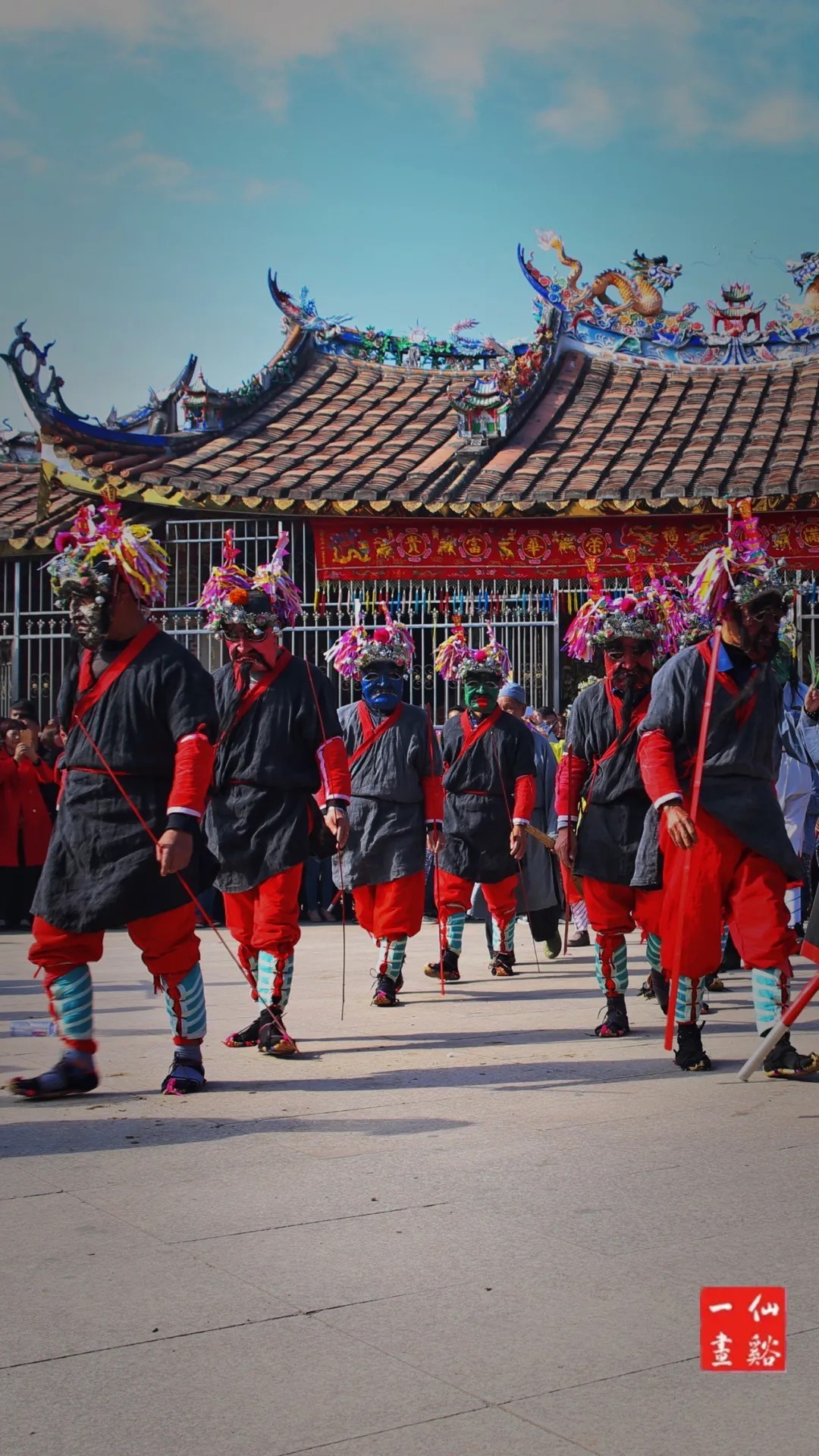 才小跪返回原地,最后旗牌官又高喊"威乎乎",传令"收牌",这时绿面皂隶