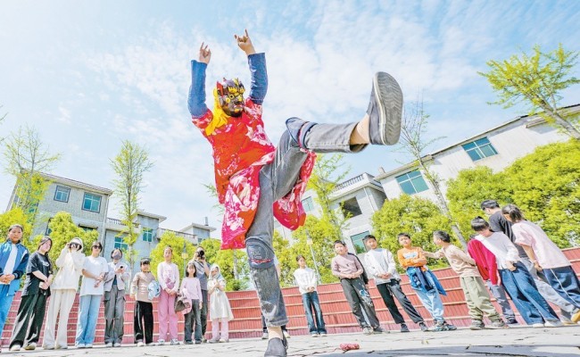  南丰县三溪石邮小学走进傩舞广场 开展别开生面的非遗研学活动