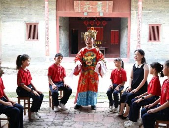 陈亚弟 南宁傩舞自治区级非遗传承人、陈东傩戏艺术团团长