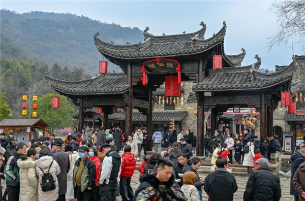  池州傩仙镇沉浸式非遗社火大戏持续升温 吸引了八方游客慕名而来