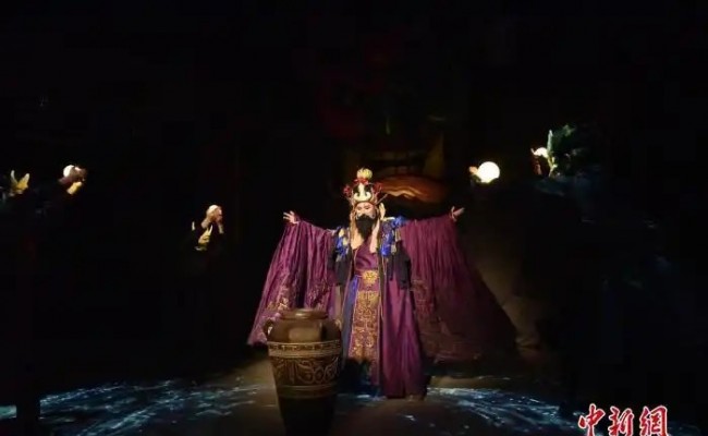  重庆秀山土家族苗族傩魂秘境首演 “秦童八郎”纳财“笑和尚”牵缘等场景生动再现