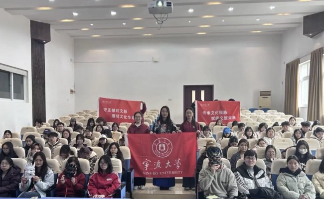  宁职大特邀宁波大学“傩韵千秋”团队 举办“傩戏文化讲座与傩面具上色体验”活动