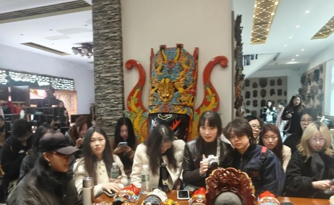  浙江万里学院中德学院研学团走进安顺秦发忠傩雕文化博物馆，深度学习体验傩雕文化