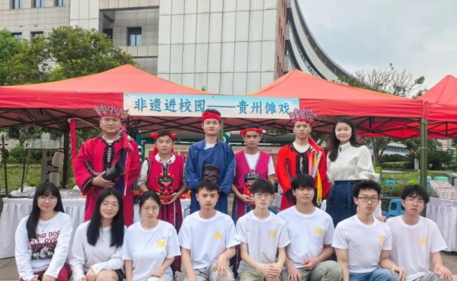 平塘塘边镇傩戏传承人秦礼军等人走进遵义医科大学开展文化交流