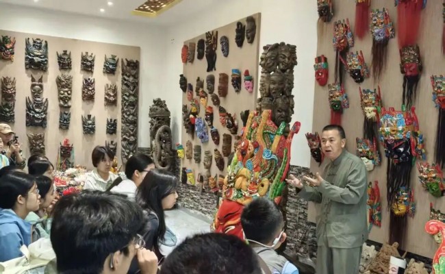  天津心灵童画亲子团队走进安顺，深度探秘千年傩文化  秦发忠亲自带队讲解