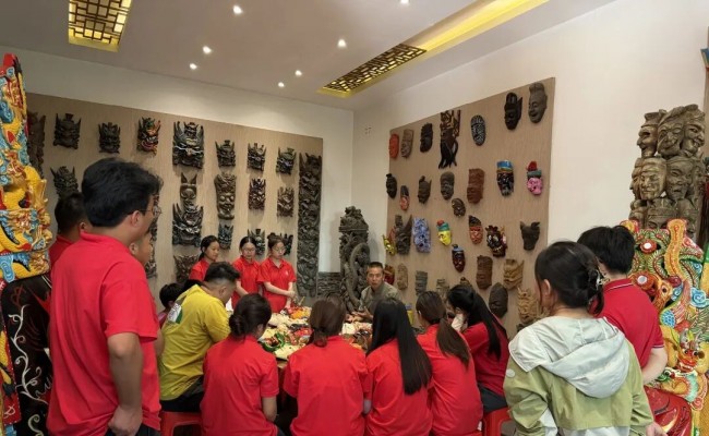  贵州装备制造职业学院三下乡社会实践团走进秦发忠傩雕文化博物馆实践纪实